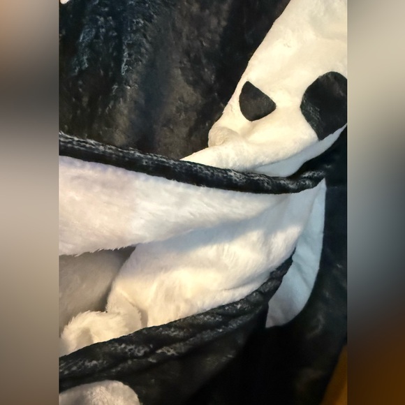 Soft Plush Ghost Blanket 60x80 Black & White Halloween Throw Blanket NWOT - Picture 3 of 3